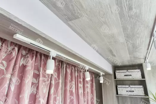 Объединение балкона с комнатой с отделкой и остеклением