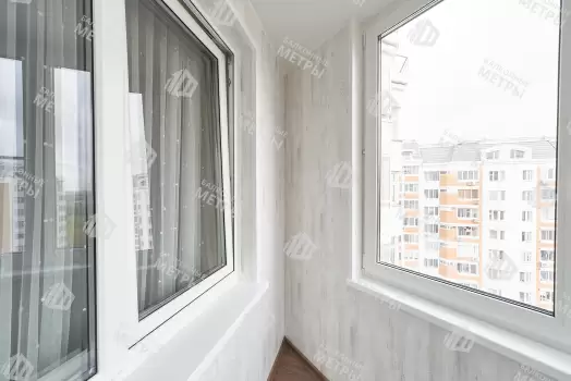 Отделка балкона МДФ панелями с эркерным остеклением Rehau Отделка балкона МДФ панелями с эркерным остеклением Rehau