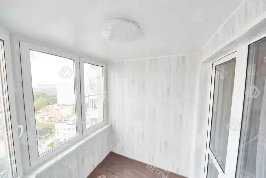 Отделка балкона МДФ панелями с эркерным остеклением Rehau Отделка балкона МДФ панелями с эркерным остеклением Rehau