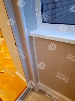 Отделка балкона панелями ПВХ и ламинат и установка кованого настенного плафона