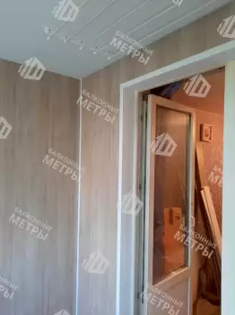 Отделка балкона под ключ ламинатом и натяжным потолком