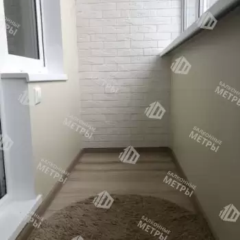 Отделка балкона декоративным камнем, ламинат и натяжной потолок